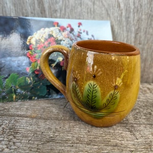 Anni '60 lettone vintage tradizionale in ceramica di piccole dimensioni tazza fatta a mano e cartolina fiori di prato regalo retrò arte popolare ispirata alla Lettonia baltica