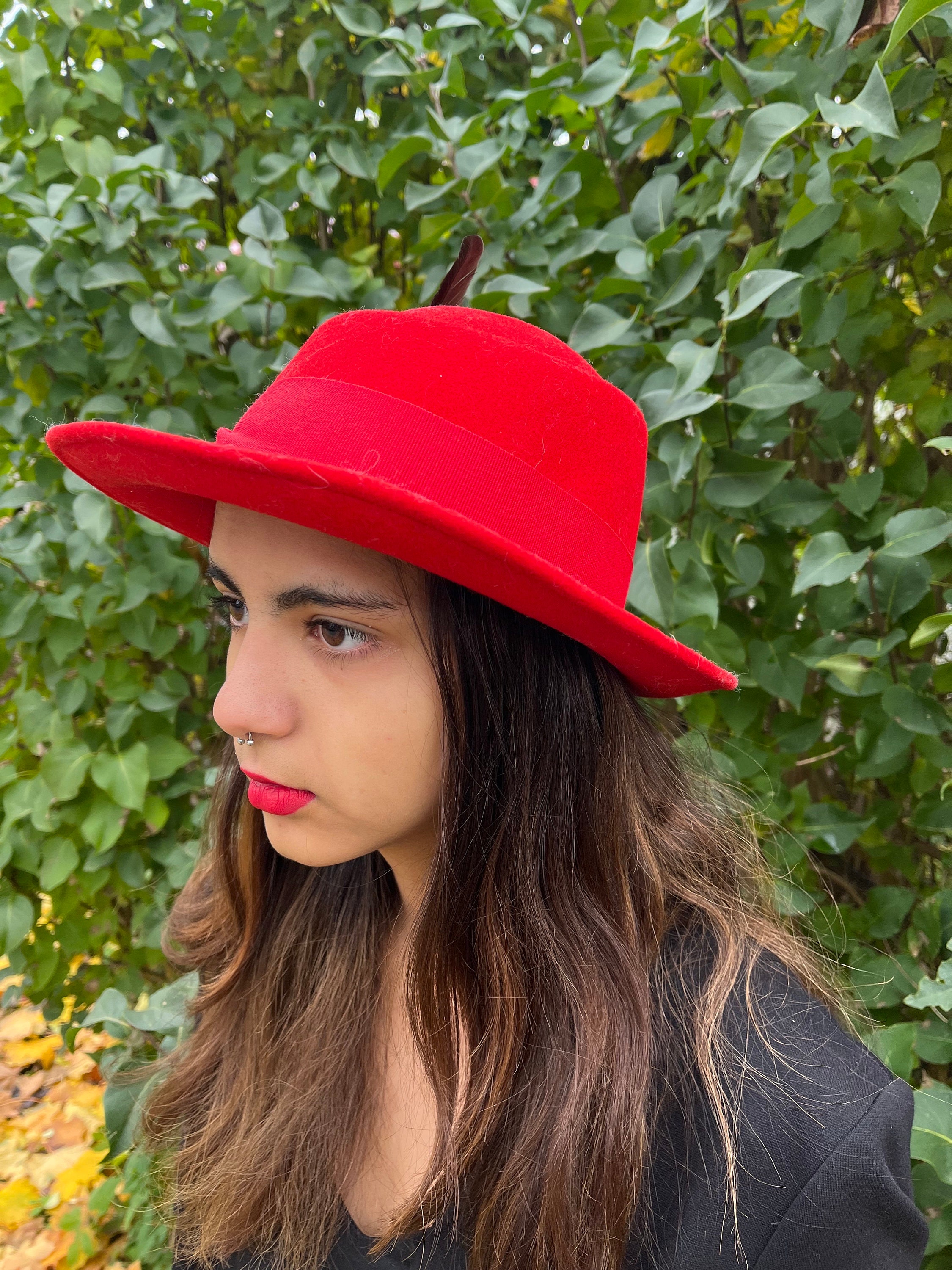 Red Felted Wool Fedora Hat With Feather – Vintage Wide Brim  display picture 2