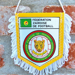 Zaïre DR Congo 1980s handmade pennant / fanion fait main / handgefertigt wimpel / vintage item wonderful leopard luipaard colours & graphics
