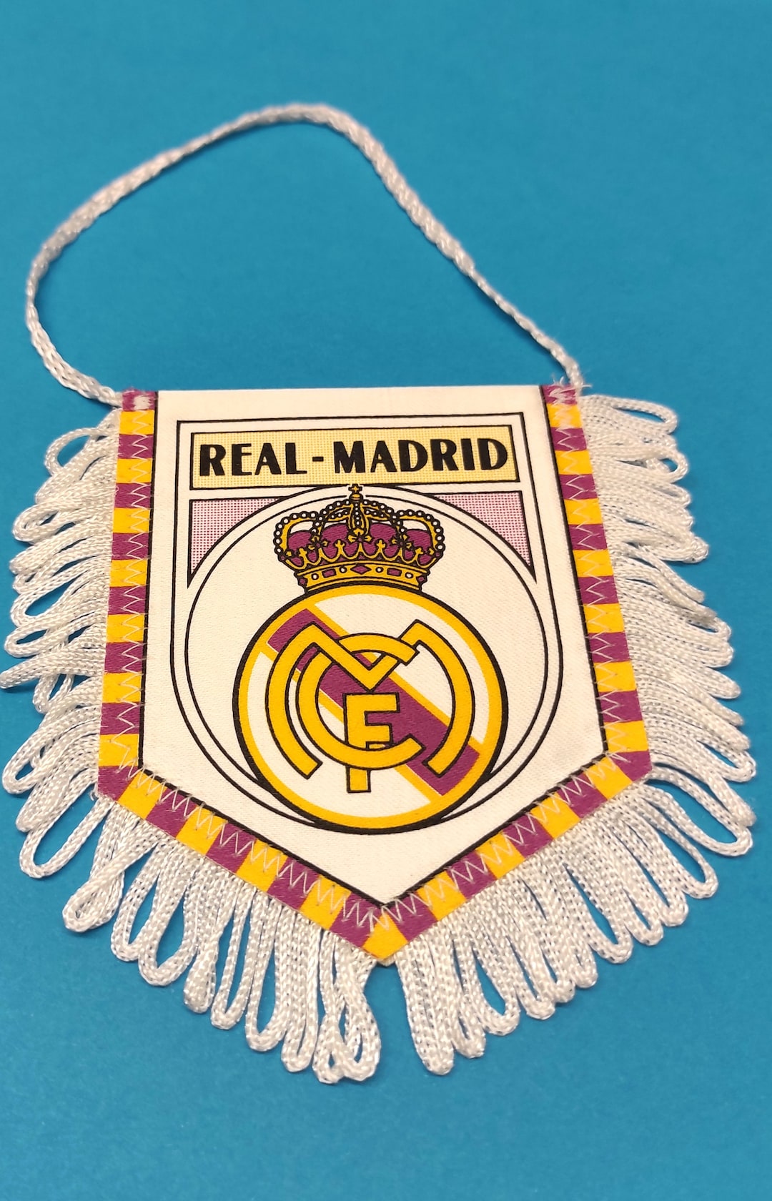 Cadeau Original Supporter Fanion Real Madrid Officiel - 14x11.5cm - Pour Voiture Ou Décoration Echarpe Real Madrid Cadeau Original Supporter Fanion Real Madrid Officiel - 14x11.5cm - Pour Voiture Ou Décoration Echarpe Real Madrid