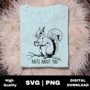 File SVG "Squirrel Nuts About You" per magliette, artigianato e biglietti, download digitale PNG di scoiattolo carino per regali fai da te, uso commerciale
