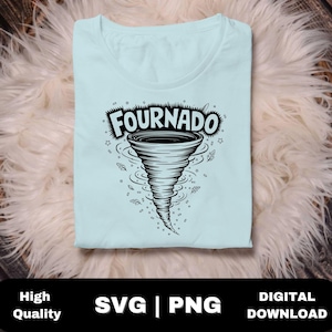 Könnte beinhalten: Ein hellblaues T-Shirt mit einer schwarz-weißen Illustration eines Tornados mit dem Wort "Fournado" darüber.