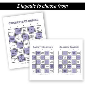 Op de afbeelding: Twee witte bingokaarten met de tekst "CASSETTE CLASSICS" in paars. De kaarten hebben bingoroosters met songtitels uit de jaren 70 en 80. De bovenkant van de afbeelding luidt "2 layouts to choose from".