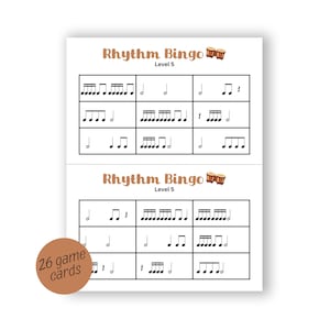 Op de afbeelding: Twee Rhythm Bingo-spelkaarten met muzieknotatie, met het label "Level 5". De kaarten bevatten een raster van muzieksymbolen. Een ronde sticker leest "26 spelkaarten".
