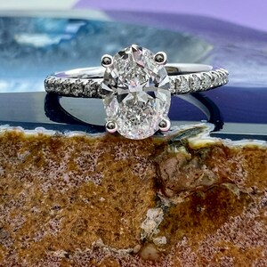 Anello di fidanzamento in oro bianco 14 carati con diamante coltivato in laboratorio F VS da 1,01 ct, montatura aureola e 14 diamanti sulla fascia