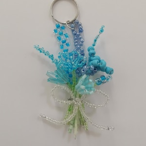 Blauer Perlenblumenstrauß Schlüsselanhänger - Handgemachter Perlenanhänger, Taschenaccessoire, nettes Geschenk für Sie, Ästhetischer Schlüsselring