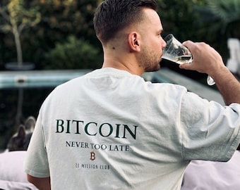 21 MILLION CLUB: Oversized T-shirt for Bitcoin enthusiasts – Your style statement in the BTC community! #BitcoinFashion #BTCStyle #Crypto