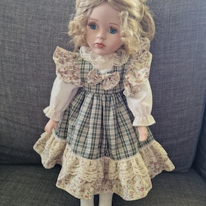 Muñeca de colección de porcelana vintage de 40 cm con rizos rubios y vestido de encaje a cuadros. Decoración del hogar.