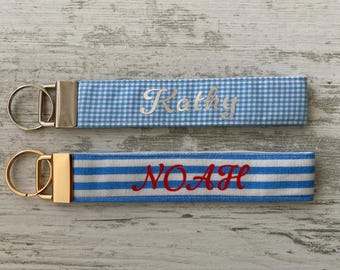 Llavero de tela personalizado con diseño de cuadros vichy o rayas en azul.