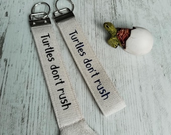 Llavero de pulsera personalizado: dije de tela hecho a mano para bolso, un regalo con una cita inspiradora para una vida tranquila.