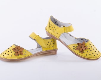 Sandali boho gialli, scarpe estive da donna in vera pelle, chiusura posteriore con cinturino e sandali con fiore in punta