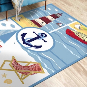 Könnte beinhalten: Ein rechteckiger Teppich mit nautischem Thema. Das Design zeigt einen Leuchtturm, ein Segelboot, einen Anker, einen Strandstuhl und Muscheln. Die Farbpalette umfasst Blau, Rot, Gelb und Weiß. Der Teppich liegt auf einem Holzboden.