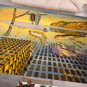 Könnte beinhalten: Ein surrealistischer Kunstteppich mit einer schmelzenden Uhr, einem schwebenden Fisch und einem Gittermuster. Der Teppich hat eine gelbe, blaue und braune Farbgebung.