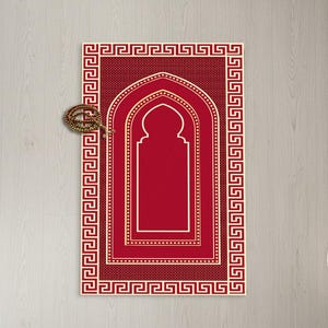 Op de afbeelding: Een rood gebedskleed met een witte en gouden geometrische rand en een centraal boogontwerp. Een gebedsketting ligt op het kleed. Het kleed is rechthoekig en heeft een gedetailleerd patroon.
