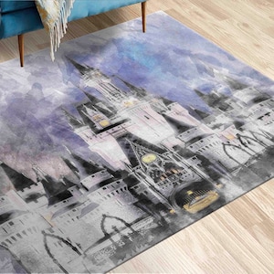 Puede incluir: Una alfombra de estilo acuarela con una ilustración detallada de un castillo de cuento de hadas en tonos grises, blancos y morados. El castillo está situado sobre un fondo suave y de ensueño.