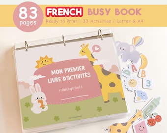 Könnte beinhalten: Ein französisches Beschäftigungsbuch mit 83 Seiten und 33 Aktivitäten. Der Einband zeigt einen rosa und grünen Hintergrund mit einer Comic-Giraffe, einem Kaninchen und einer Sonne. Der Titel des Buches lautet "Mon Premier Livre d'Activités".