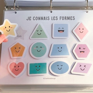 Op de afbeelding: Een wit vel papier met de tekst "JE CONNAIS LES FORMES" bovenaan. Er zijn 12 gekleurde vormen met vrolijke gezichten erop. De vormen omvatten een ster, een driehoek, een vierkant, een ruit, een vijfhoek, een cirkel, een trapezium, een zeshoek, een hart, een rechthoek, een ovaal en een parallellogram.