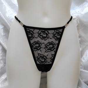 Zwarte kanten string met rozen – drievoudig ringdetail, verstelbare bandjes