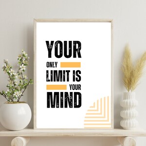 Könnte beinhalten: Ein Motivationsposter mit weißem Hintergrund und schwarzem Text. Das Zitat lautet "Deine einzige Grenze ist dein Verstand". Der Text ist in einer fetten, serifenlosen Schriftart gehalten. Unter den Wörtern "nur" und "dein" befinden sich zwei orangefarbene Linien. Das Poster ist in einem hellen Holzrahmen gerahmt.