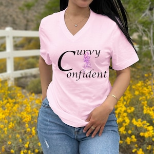 Curvy and Confiant, Fun, Flirty, Sassy, T-shirt à col en V profond à manches courtes pour femmes
