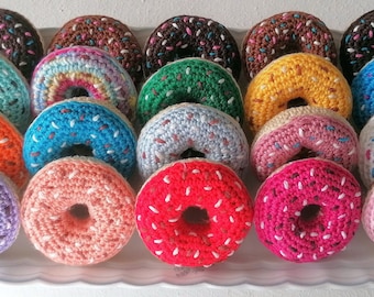 1 Donut gehäkelt in verschiedenen Farben