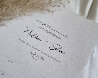 Könnte beinhalten: Ein weißes Papierdokument mit dem Titel "DINI NIKAH BELGESI" in schwarzer Schrift. Das Dokument ist eine religiöse Heiratsurkunde für Neslihan und Selami. Der Text "Ve Allah onların kalplerinin arasını sevgi ile birleştirdi" ist ebenfalls in schwarzer Schrift enthalten. Das Dokument enthält Zeilen für die Namen des Standesbeamten, des Bräutigams, der Braut und der Zeugen.