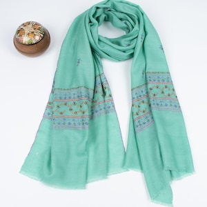 Hand Embroidered Kashmiri Cashmere Stole: Elegant Floral Shawl