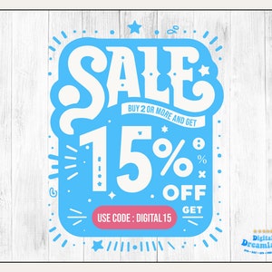 Op de afbeelding: Een blauw en wit verkoopsbord met de tekst "SALE" in een decoratief lettertype. Het bord bevat ook de tekst "BUY 2 OR MORE AND GET 15% OFF" en "USE CODE: DIGITAL 15".