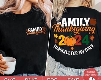 Può includere: Una maglietta nera con un design di Ringraziamento con il testo "Family Thanksgiving 2024 Thankful for my Tribe" con una zucca, foglie e una grafica di tacchino.