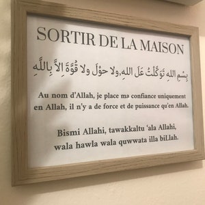 Peut inclure: Un cadre avec l'inscription "SORTIR DE LA MAISON" en noir, ainsi que des caractères arabes et des traductions en anglais et en français. Le cadre est de couleur marron clair, et l'impression est sur fond blanc.