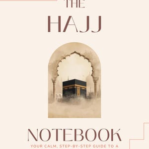 Könnte beinhalten: Ein Notizbuchcover mit dem Titel "THE HAJJ" in braunen Buchstaben über einer Illustration der Kaaba in einem Bogen. Das Wort "NOTEBOOK" steht unter der Illustration, mit dem Text: "YOUR CALM, STEP-BY-STEP GUIDE TO A SACRED JOURNEY OF THE HEART & SOUL."