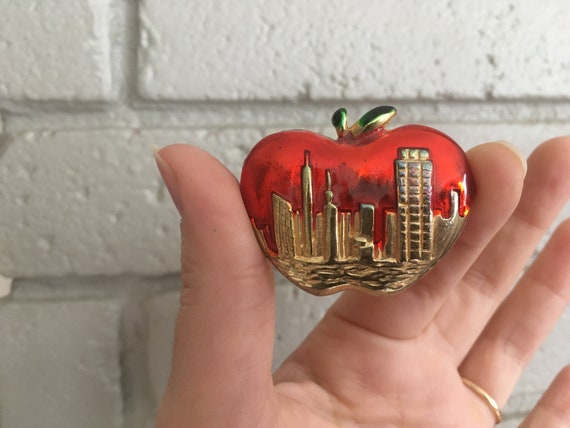 Vintage Big Apple Enamel & Gold Tone NYC Skyline … - image 3