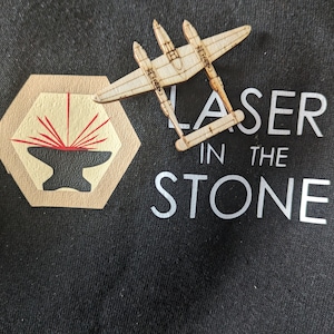 Flugzeug aus Holz als Pin