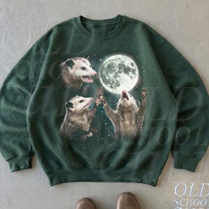 Sudadera Possum Moon, sudadera con cuello redondo y estampado de zarigüeya, jersey verde bosque con estampado de fauna silvestre, regalo ideal para amantes de los animales, ropa de estilo cottagecore gótico inspirada en la naturaleza.