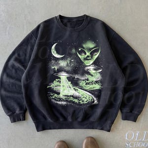 Vintage-Sweatshirt mit Alien-Motiv, UFO-Entführungs-Pullover, Retro-Sci-Fi-Pullover, Area-51-Shirt, Geschenk für Weltraumfans, Kleidung mit grünem Alien-Motiv