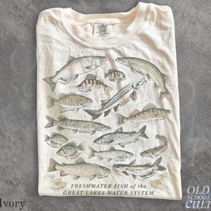 Camiseta vintage de pesca de agua dulce, camiseta gráfica de pesca de los Grandes Lagos, camiseta de naturaleza para pescadores, regalo unisex para pescadores. Ivory