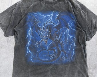 Camiseta gráfica vintage de los 90 con diseño de dragón, camiseta retro grunge Y2K con colores Comfort Colors® y diseño de dragón azul, camiseta medieval mítica de fantasía oscura.