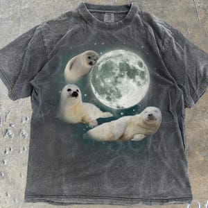 Magliette grafiche vintage con tre cuccioli di foca, maglietta retrò con luna e cane di mare, amanti delle foche, maglietta carina con cane di mare, maglietta per adulti rilassata e lavata, regali divertenti
