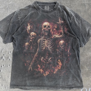 Könnte beinhalten: Dunkelgraues T-Shirt mit einem Skelett-Motiv und Flammen. Das Shirt hat einen Vintage-Look. Der Text "OLD SCHOOL CULT" ist unten rechts zu sehen. Das Wort "Pepper" befindet sich unten links.