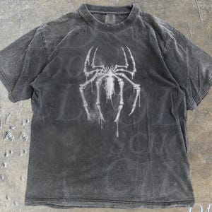 Camiseta con gráfico de araña vintage, camiseta de araña Pump Cover Comfort Colors®, camiseta de entrenamiento retro, camiseta de araña extragrande, camiseta de héroe retro, top con arte oscuro