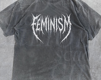 Camiseta com estampa vintage feminista para academia, modelo Comfort Colors® Retro, ideal para presentear com temática feminista. Estilo grunge gótico com arte sombria.