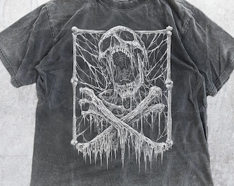 Puede incluir: Camiseta color pimienta con un gráfico blanco de una calavera gritando dentro de un marco de huesos y huesos cruzados. La camiseta tiene un aspecto vintage y lavado. El texto "OLD SCHOOL CULT" es visible en la esquina inferior derecha.