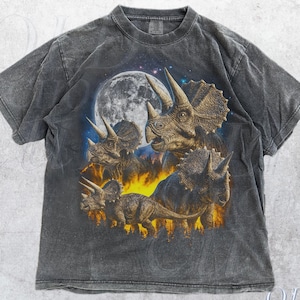 Dinosaurier All Over Print T-Shirt – Buntes Retro Produktbild-Vorschau 9