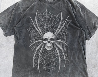 Camiseta gráfica vintage de los 90 con diseño de araña y calavera, camiseta retro gótica Spider Web Comfort Colors® Y2K, ropa emo de los 2000, camiseta extragrande de estilo urbano aterrador.