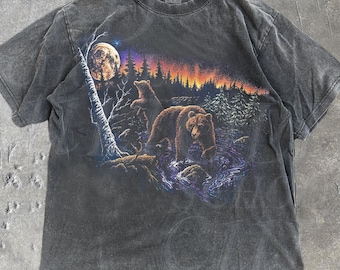 Könnte beinhalten: Dunkelgraues T-Shirt mit einem Grafikdesign von zwei Bären in einem Wald unter einem Vollmond. Das Design beinhaltet einen farbenfrohen Sonnenuntergang und Bäume. Das Shirt hat einen Vintage-Look, mit den Wörtern "Pepper" und "OLD SCHOOL CULT".
