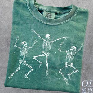 Comfort Colors® Tanzendes Skelett 90er Jahre Vintage Style Tshirt, Retro Y2k Skelett Shirt, Totenkopf Lustiges Shirt, Tanzende Liebhaber Shirt, Gag Tees
