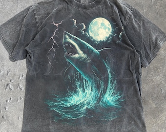 T-shirt graphique vintage des années 90 Shark Ocean, t-shirt Moonlight Sea Life, chemise Comfort Colors®, haut Wave vintage, cadeau pour les amoureux de la plage et de la faune marine