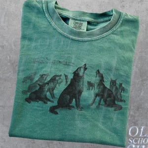 Wolves Howling Comfort Colors® 90s Vintage Style Tshirt, Retro Wolf Mystical Shirt, 2000s Nature Wolf Shirt, Washed Unisex Shirts, Wolf Gift