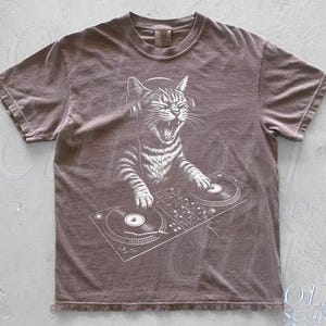 Katze DJ Comfort Colors® Shirt, Retro Tier Spielinstrument Shirt, Musik 90er Jahre Shirt, DJ Shirt Geschenke, Katze Techno Unisex T-Shirt