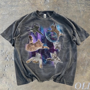 銀河に浮かぶ猫のヴィンテージ 90 年代 T シャツ、レトロな面白い猫のユニセックス T シャツ、面白い猫のミームのシャツ、子猫好きの T シャツ、トリッピーなグラフィック シャツ